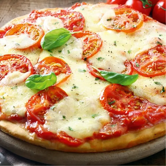 Pizza avec du fromage fondu et des tomates